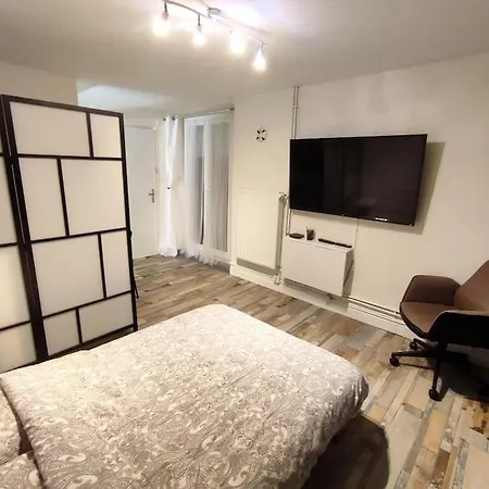 Apartment Grand Avec Jardin Et Entree Privative A Noter Reservations De 3 Nuits Minimum